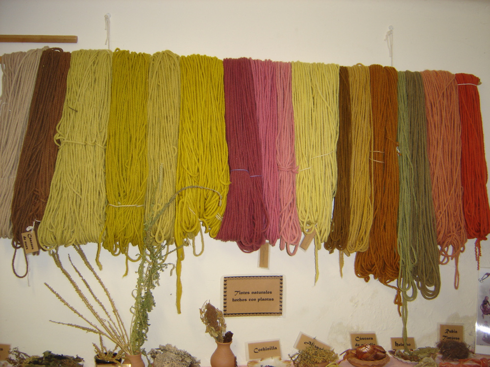 Lanas para alfombra teñidas con distintas plantas