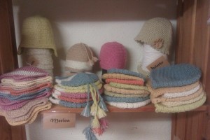 Gorros de distintos modelos, en lana merina teñida con plantas